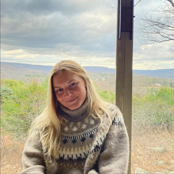 Meet your Posher, Kaitlin ♥️ - Picture 1 of 1